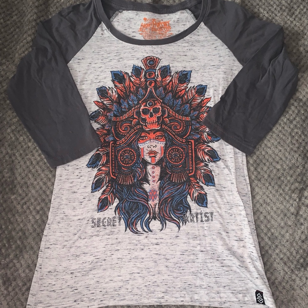 SECRET ARTIST SHIRT. SIZE M